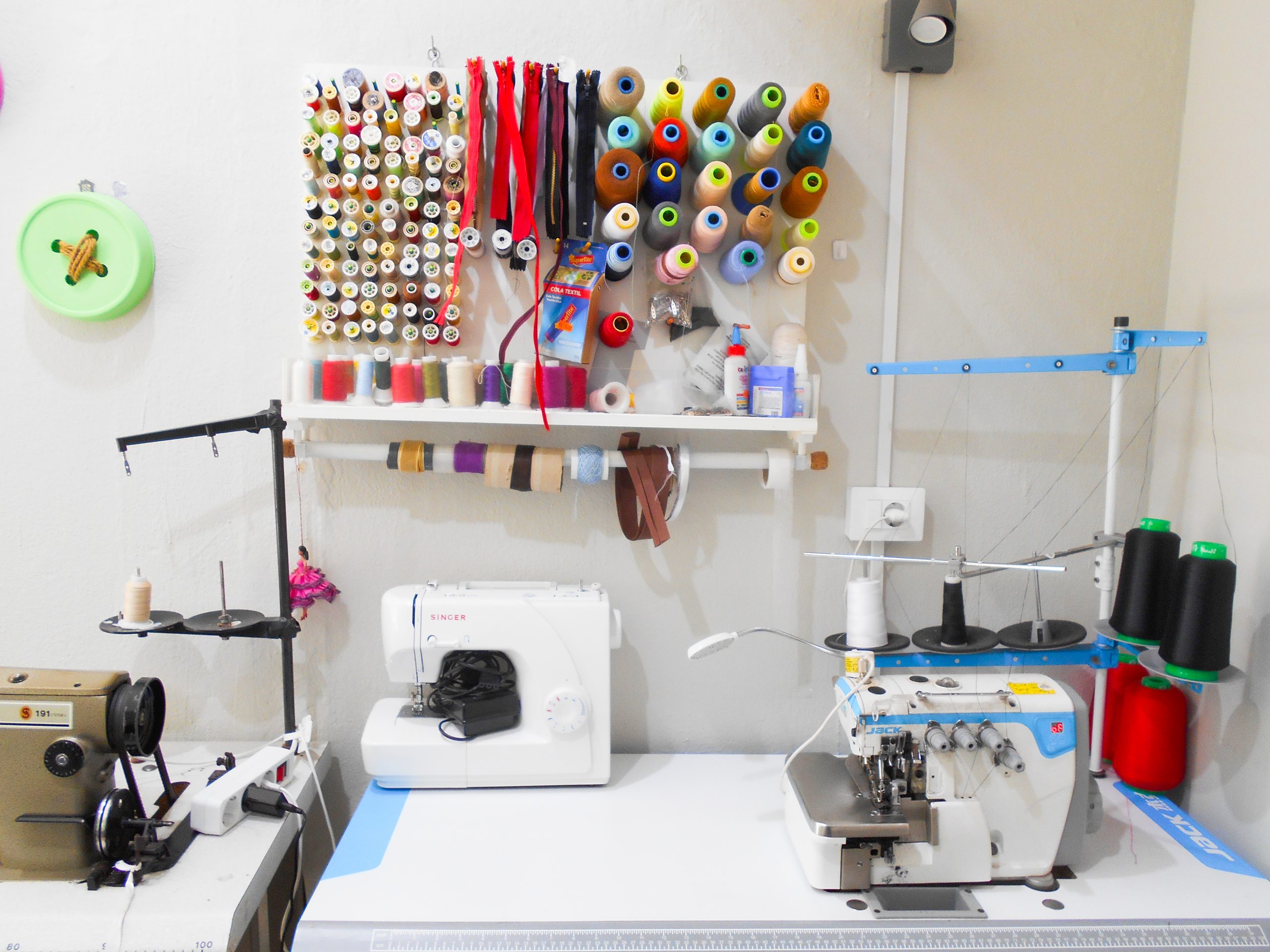 Vestido de novia elegante en taller de confección